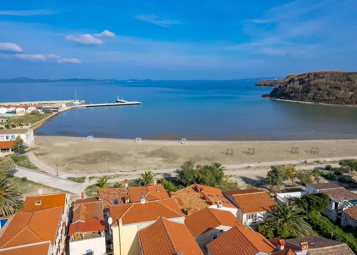 2 Bedroom Stunning In *